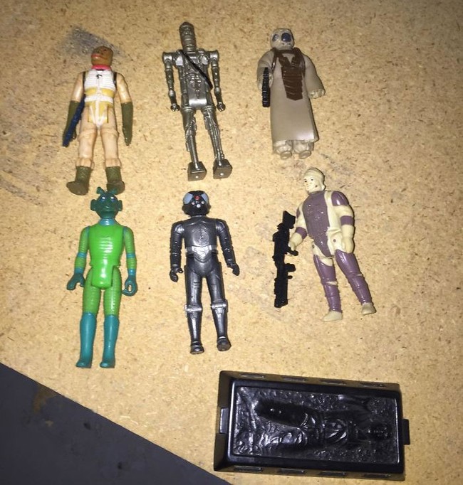 Penggemar Star Wars pasti akan iri. Salah satu pengguna Reddit ini menemukan action figure original yang rilis pada 1980. Foto: Reddit/Bored Panda