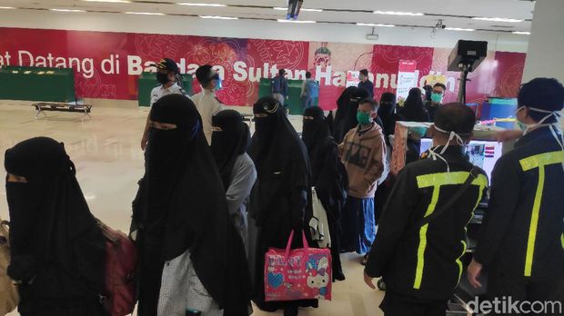 Sebanyak 176 warga Sulsel yang jadi santri di Jatim jalani rapid test begitu tiba di Bandara Hasanuddin (M Bakrie/detikcom)