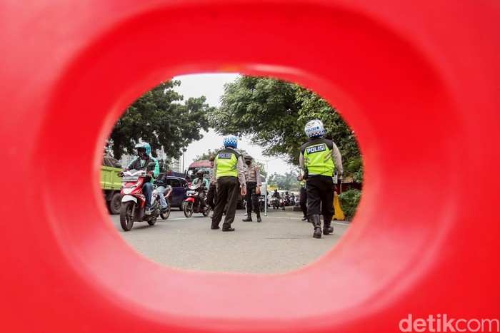 Warga Jakbar Tertib PSBB PSBB hari ke-5 di kawasan Jakarta Barat mulai berjalan lancar. Sejumlah kendaraan dari Tangerang mulai disiplin.