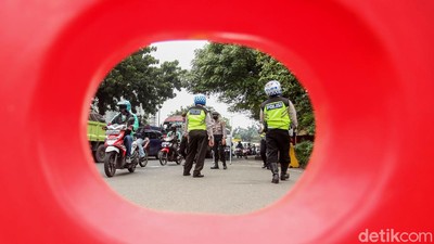 Suasana PSBB Hari ke-5 di Jakarta Barat