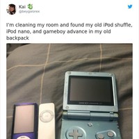 Bersih-bersih kamar, netizen ini malah menemukan gadget paling hits pada zamannya. iPod Shuffle, iPod Nano dan Game Boy. Foto: Reddit/Bored Panda