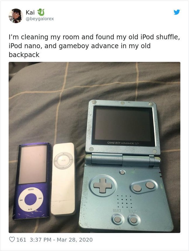 Bersih-bersih kamar, netizen ini malah menemukan gadget paling hits pada zamannya. iPod Shuffle, iPod Nano dan Game Boy. Foto: Reddit/Bored Panda