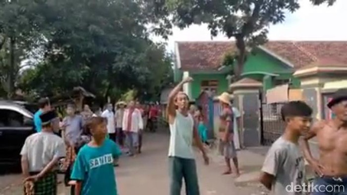 Sejumlah warga di Kabupaten Probolinggo melakukan aksi protes di depan SDN Sindetlami 1. Mereka menolak sekolah menjadi tempat karantina di tengah wabah Corona.