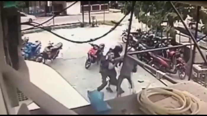 Kedua buronan MIT berupaya merebut senjata laras milik polisi di Poso (Screenshot video)
