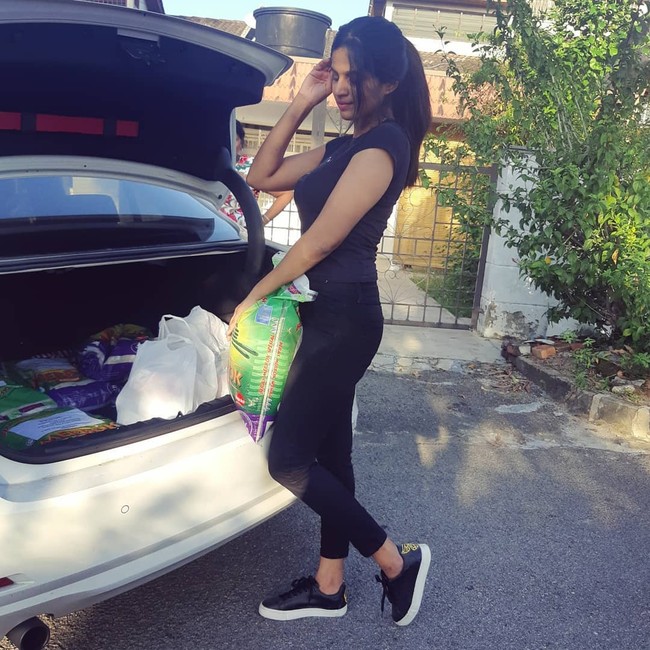 Tak hanya itu, Nisha pun kini aktif membantu  orang-orang yang kesulitan ekonomi di tengah pandemi virus Corona. Nisha membagikan sembako ke sejumlah lokasi di Kuala Lumpur dan Seremban, tempat ia berasal.  Foto: dok. Instagram