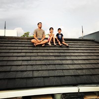 Berjemur juga menjadi salah satu hiburan di tengah social distancing dan di #rumahaja. Seperti yang dilakukan oleh aktor Ben Joshua. Ia mengajak kedua anaknya untuk berjemur di atas atap rumah mereka. Hiburan setelah dari jam 8 pagi - 2 siang bapak ibunya nemenin sekolah dari rumah.. kepala udah mau keriting nih liat laptop sama HP mulu .. untung aja besok libur.. kalo ngga mungkin besok hiburannya nongkrong di tower sutet..  tapi yaudahlah dinikmatin aja semua harus #dirumahaja dulu sampai keadaan sudah membaik.. stay safe guys! God Bless you all #BerasaLagiDiBali #LihatMatahariTerbenam, tulis Ben. Foto: instagram @benjoshua_r