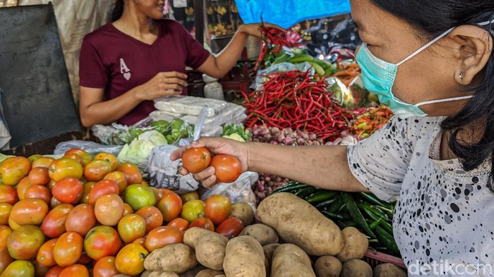 Pedagang beraktifitas seperti hari-hari biasa di tengah pandemi COVID-19, di Pasar Jombang, Ciputat, Kota Tangerang Selatan (Tangsel), Banten (15/4/2020).
