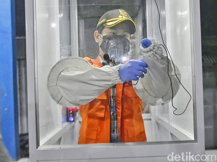 Pemkab Trenggalek mengganti Alat Pelindung Diri (APD) petugas cek poin di pintu masuk daerah dengan bilik khusus. Itu dilakukan untuk menghemat APD.