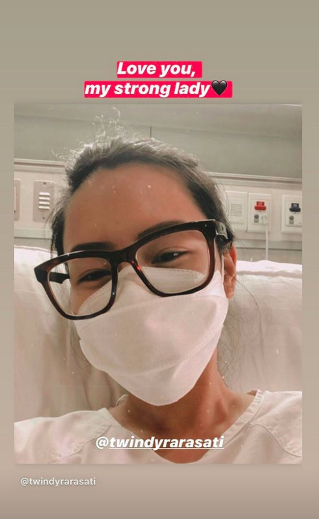 Twindy Rarasati yang dikenal sebagai pemain serial The East di Net TV mengumumkan dirinya terinfeksi COVID-19 pada April 2020. Twindy yang juga dikenal sebagai dokter itu sembuh setelah menjalani perawatan di rumah sakit dan isolasi mandiri di rumah selama tiga minggu. Foto: Instagram