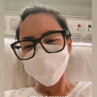 Twindy Rarasati yang dikenal sebagai pemain serial The East di Net TV mengumumkan dirinya terinfeksi COVID-19 pada April 2020. Twindy yang juga dikenal sebagai dokter itu sembuh setelah menjalani perawatan di rumah sakit dan isolasi mandiri di rumah selama tiga minggu. Foto: Instagram