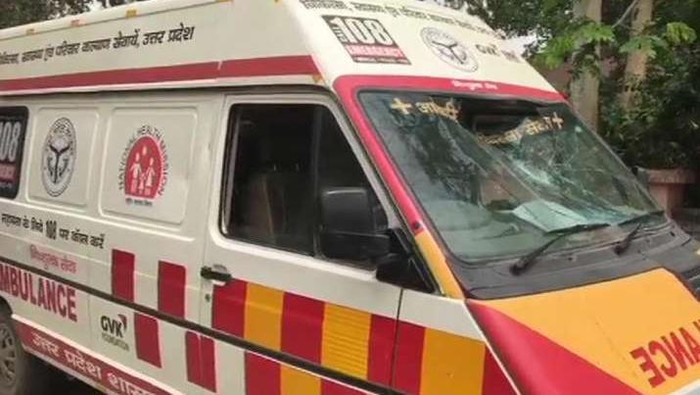 Mobil ambulans pengangkut pasien Corona dilempari batu