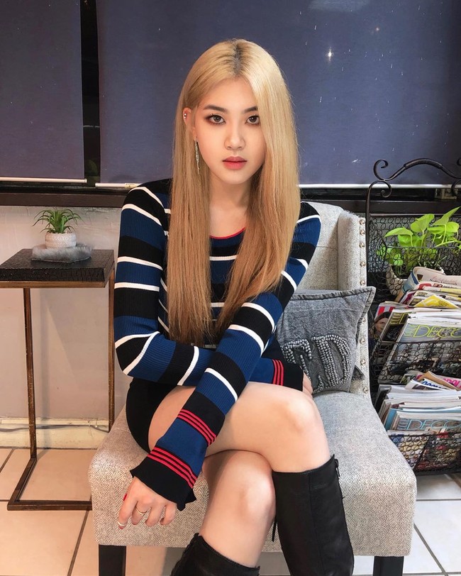 Allissa mengaku jika sejumlah orang menuduhnya sengaja mengikuti atau meniru gaya Rose sehingga mirip dengan vokalis Blackpink itu. Allissa sendiri pun tidak merasa dirinya mirip Rose Blackpink. Foto: Instagram @allissashin