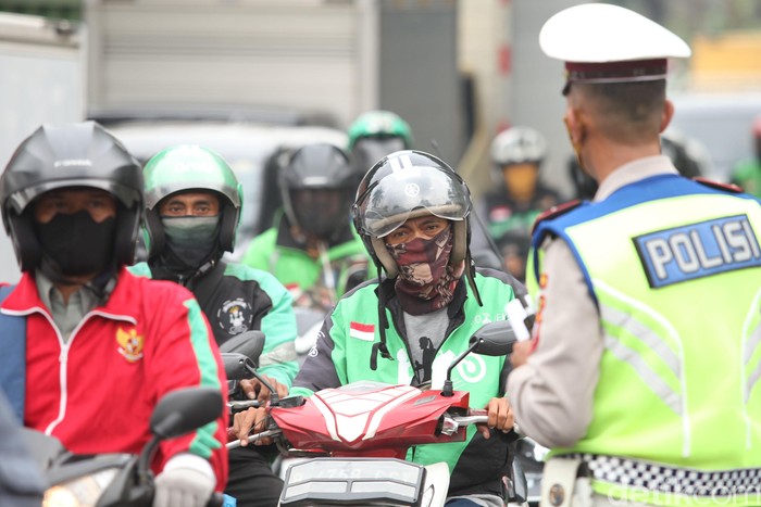 PSBB hari ke-5 di kawasan Jakarta Barat mulai berjalan lancar. Sejumlah kendaraan dari Tangerang mulai disiplin.