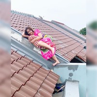 Tak kalah kocak, penyanyi dangdut Nita Thalia juga berjemur di atas genting rumahnya dengan memakai daster dan membawa guling. Kasurnyaa baseuh gaaeess ebog disini dulu weh bari moyan walaupun daster sy kadang nyingsaatt abis moyan mau ngeu’eum biar beukah, garing & ranguu  #gulingbau #dastersoek #kasurbaseuh #berjemurdiatasgenteng #dirumahaja, tulis Nita. Foto: instagram @nitatalia.real