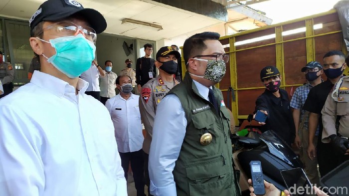 Ridwan Kamil tinjau pelaksanaan PSBB hari pertama di Bogor
