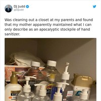 Pria ini bersih-bersih lemari orangtuanya saat di menjalani karantina di rumah. Ternyata sang ibu punya simpanan hand sanitizer sejak tahunan lalu. Produk yang sangat langka dan harganya mahal di masa sekarang. Foto: Reddit/Bored Panda