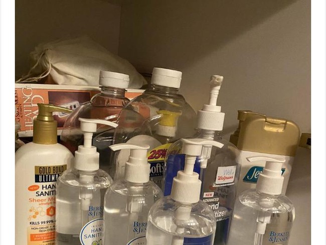 Pria ini bersih-bersih lemari orangtuanya saat di menjalani karantina di rumah. Ternyata sang ibu punya simpanan hand sanitizer sejak tahunan lalu. Produk yang sangat langka dan harganya mahal di masa sekarang. Foto: Reddit/Bored Panda