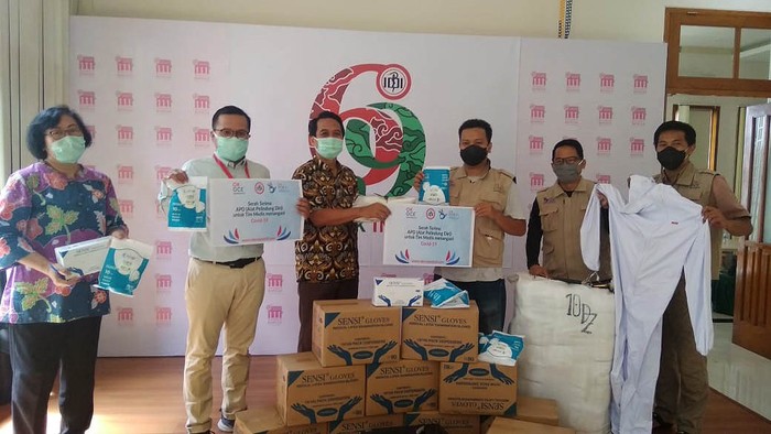Sandiaga Uno bersama OK OCE Peduli menyalurkan bantuan APD kepada Ikatan Dokter Indonesia (IDI). APD itu untuk tenaga medis yang menangani pasien virus Corona.