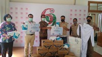 Tim OK OCE Peduli menyerahkan bantuan Alat Pelindung Diri (APD) di kantor Ikatan Dokter Indonesia (IDI), Jakarta, Selasa (14/4/2020). Istimewa/OK OCE Peduli.
