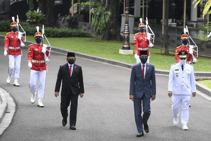 Gubernur DKI Jakarta Anies Baswedan (kanan) memberi ucapan selamat kepada Wakil Gubernur DKI Jakarta Ahmad Riza Patria seusai dilantik di Istana Negara, Jakarta, Rabu (15/4/2020). Ahmad Riza Patria resmi menjabat sebagai Wakil Gubernur DKI Jakarta seusai dilantik Presiden Joko Widodo. ANTARA FOTO/Hafidz Mubarak A/POOL/foc.