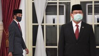 Dalam pelantikan tersebut, semua pejabat negara yang hadir tertib menggunakan masker.