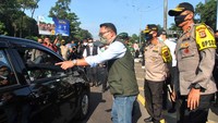 Ia juga sempat memeriksa pengendara yang melintas. ANTARA FOTO/Arif Firmansyah.