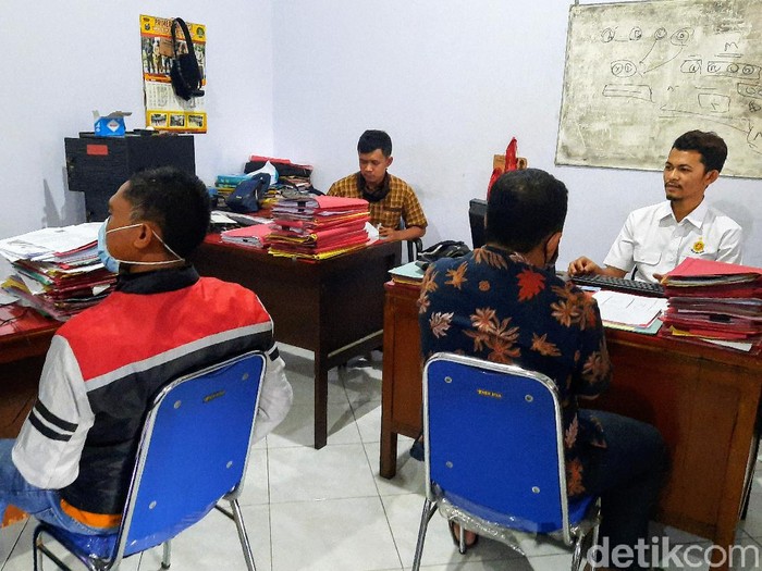 Sebelumnya seorang warga Bondowoso lapor polisi karena ditipu sepasang suami istri dalam pembelian gula. Kini 21 warga lainnya juga melapor.