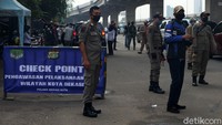 Petugas gabungan TNI, Polri, Dishub, dan Satpol PP melakukan pemeriksaan check point penerapan aturan Pembatasan Sosial Berskala Besar (PSBB) di Pasar Sumber Arta, Kalimalang, Kota Bekasi, Jawa Barat, Rabu (15/4/2020).