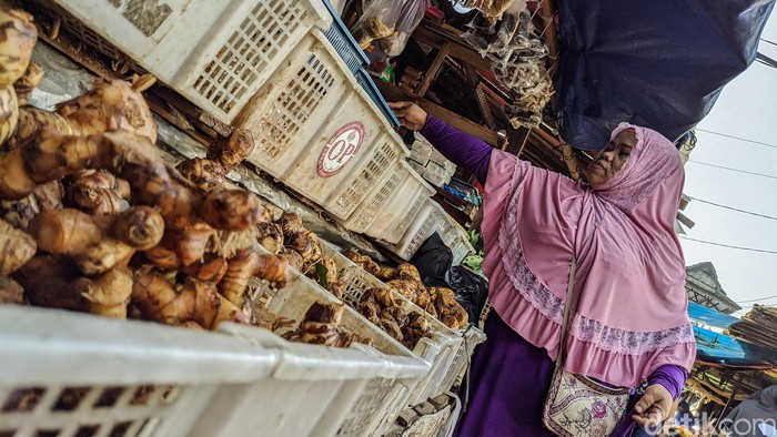 Pasar Tradisional Ditengah PSBB Pedagang beraktifitas seperti hari-hari biasa di tengah pandemi COVID-19, di Pasar Jombang, Ciputat, Kota Tangerang Selatan (Tangsel), Banten (15/4/2020).