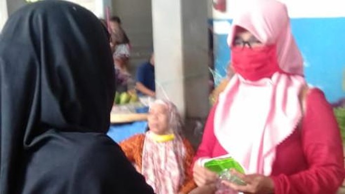 pembagian masker ke pengguna jalan dan pedagang