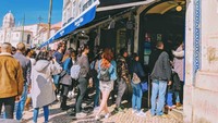  Sebelum adanya wabah COVID-19, ini adalah pemandangan sehari-hari di depan toko kue Pasteis de Belem. Foto: Istimewa
