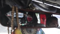Physical distancing juga diterapkan di dalam angkot.