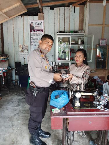 Nuri membuat masker untuk dibagikan ke masyarakat (dok. Istimewa)