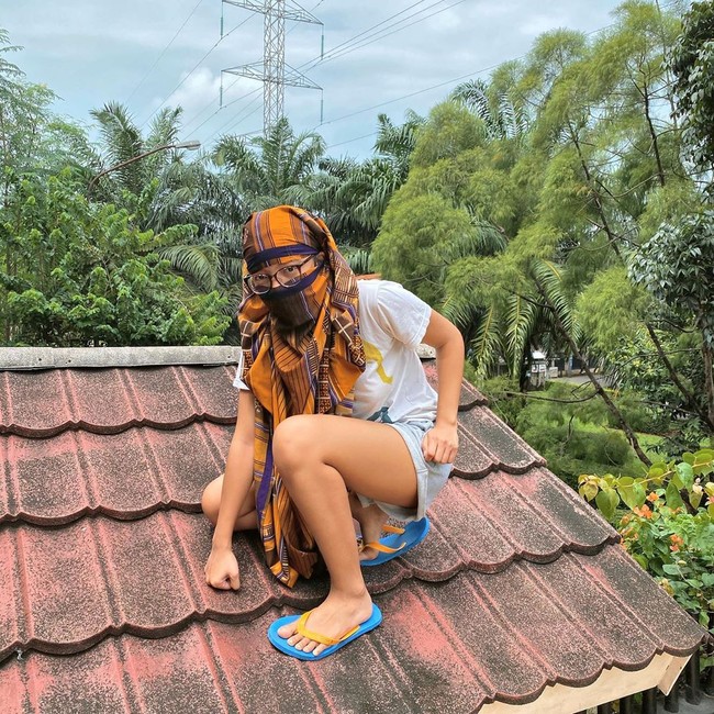 Ada-ada saja kelakuan dari presenter berita Nadia Soekarno ini. Dalam akun Instagram miliknya, ia mengabadikan momen ketika berjemur di atas genting rumah memakai sarung menirukan gaya Ninja Hatori. Ninja Hattori aja berjemur, masa kamu ga? #dirumahaja #sampegentengpenyok, tulis Nadia. Foto: instagram @nadiasoekarno