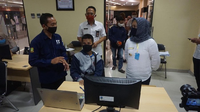 Wali Kota Mojokerto Ika Puspitasari atau Ning Ita memberikan fasilitas pendampingan kepada para pendaftar Program Kartu Prakerja. Ini menjadi wujud kepedulian Ning Ita terhadap warganya yang menjadi korban PHK terdampak wabah Corona.