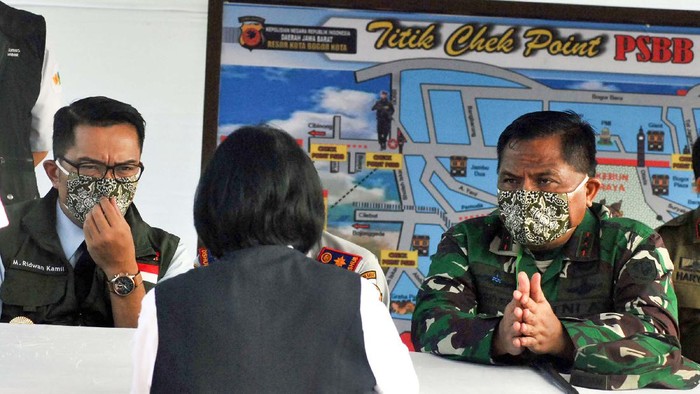 GUBERNUR JABAR TINJAU PSBB KOTA DEPOK Gubernur Jawa Barat Ridwan Kamil (Kanan) meninjau pengawasan di perbatasan Depok - Kab. Bogor di Cilodong, Depok, Jawa Barat, Rabu (15/4/2020). Kunjungan Gubernur tersebut untuk memastikan pelaksanaan PSBB di Kota Depok berjalan dengan baik. ANTARA FOTO/Asprilla Dwi Adha/aww.
