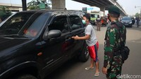 Penumpang mobil pribadi yang duduk di samping sopir diminta pindah ke belakang.
