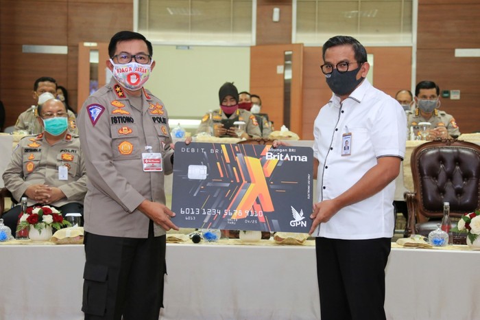 Sinergi BRI-Polri untuk Pekerja Transportasi Terdampak Corona Dampak pandemi Corona mulai terasa di berbagai sektor khususnya di sektor transportasi. Sinergi BRI dan Polri langsung meluncurkan program yang ditunjuk untuk mereka.