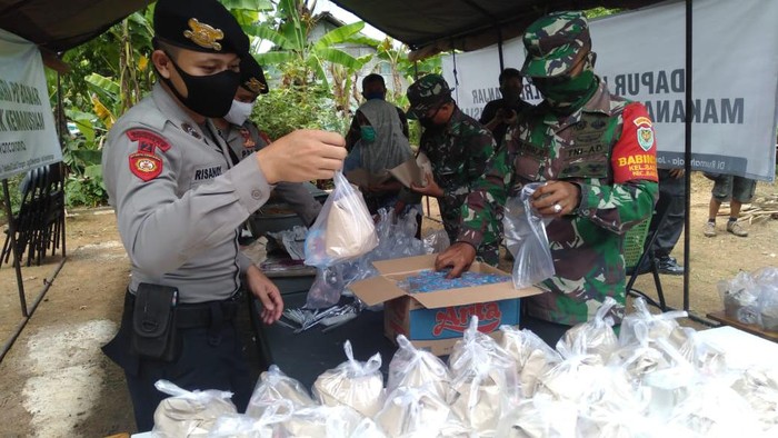 Polisi dan TNI di Banjar dirikan dapur umum untuk warga terdampak Corona