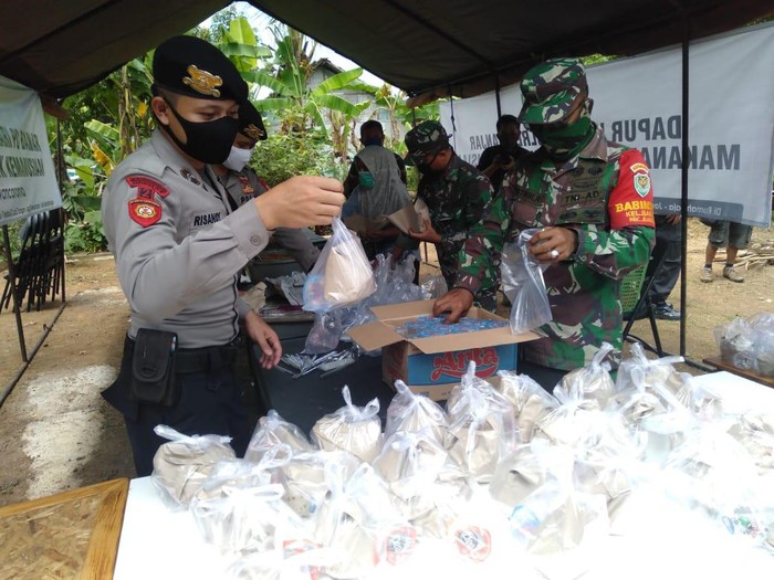 Polisi dan TNI di Banjar dirikan dapur umum untuk warga terdampak Corona