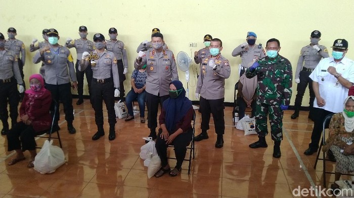Polda Jateng dan Kodam IV/Diponegoro bagi sembako di Semarang, Rabu (15/4/2020).