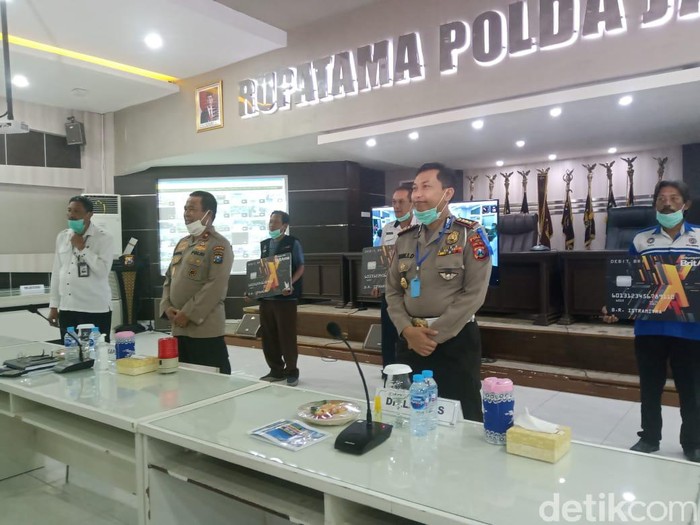 Sebanyak 29.166 sopir angkutan umum yang terdampak wabah Corona di Jatim akan mendapatkan bantuan Rp 600 ribu per bulan. Bantuan itu akan diberikan selama tiga bulan.