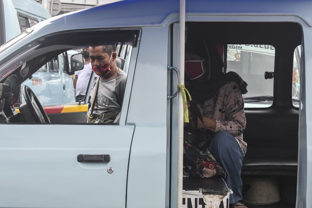 Warga menumpang angkutan umum di Terminal Kampung Melayu, Jakarta, Rabu (15/4/2020). Ketua Organda DKI Shafruhan Sinungan mengatakan dari sekitar 85.900 kendaraan yang berada di bawah naungannya, hanya 8.000-8.600 unit yang masih dapat beroperasi hal tersebut disebabkan jumlah penumpang turun drastis karena sebagian besar orang kini lebih banyak di rumah mengikuti imbauan pemerintah dan penerapan PSBB. ANTARA FOTO/Muhammad Adimaja/aww.