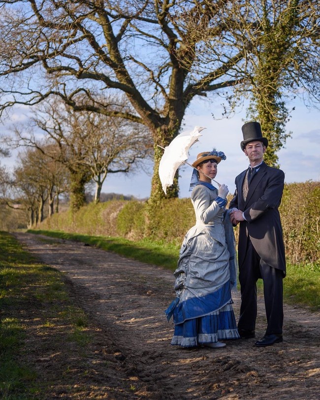 Izabela Pitcher bersama suaminya Lucas tetap rutin berolahraga selama karantina. Olahraga yang mereka lakukan hanya ringan saja yaitu berjalan kaki, namun tetap sesuai dengan imbauan dari pemerintah. Dan mereka tampil unik saat berolahraga. Mereka mengenakan kostum-kostum bernuansa sejarah yang mereka miliki. Pasangan ini melakukan hal tersebut secara rutin setiap hari pada waktu yang sama, sehingga para tetangga dapat menontonnya dari jendela. Foto: Instagram @izabelapriorattire