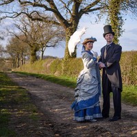 Izabela Pitcher bersama suaminya Lucas tetap rutin berolahraga selama karantina. Olahraga yang mereka lakukan hanya ringan saja yaitu berjalan kaki, namun tetap sesuai dengan imbauan dari pemerintah. Dan mereka tampil unik saat berolahraga. Mereka mengenakan kostum-kostum bernuansa sejarah yang mereka miliki. Pasangan ini melakukan hal tersebut secara rutin setiap hari pada waktu yang sama, sehingga para tetangga dapat menontonnya dari jendela. Foto: Instagram @izabelapriorattire