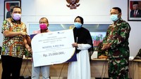Selain bantuan asuransi, Bank Mandiri juga telah menyerahkan bantuan 6.350 Alat Pelindung Diri (APD) bagi tenaga-tenaga medis di berbagai RS Rujukan Corona di Indonesia. Foto: dok. RSPAD