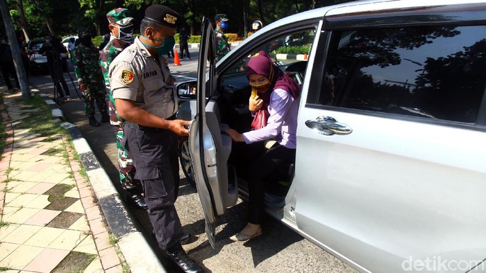 Begini suasana Pada hari pertama penerapan Pembatasan Sosial Berskala Besar (PSBB) di Kota Depok dengan melakukan Chek Point oleh polisi saat pemeriksaan sejumlah kendaraan di Bundara Fly Over UI, Depok, Jawa barat, Rabu (15/4/2020).  Banya pengendara yang masih mematuhi peraturan PSBB oleh Pemkot Kota Depok