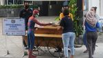 Di Yogya, Ada Spiderman Bagi-bagi Nasi Bungkus Lho