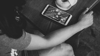 Berbagai ekspresi wajah menambah hangat suasana.