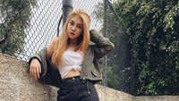 Ia mengunggah foto tangkapan layar berupa sosok yang tak diketahui meminta orang lain melukai diri sendiri, dan menyebut akan melakukan hal yang sama pada Allissa Shin. Foto: Instagram @allissashin